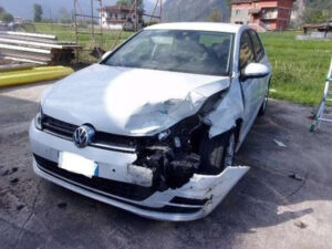 auto incidentata per la valutazione del danno e la stima del valore.